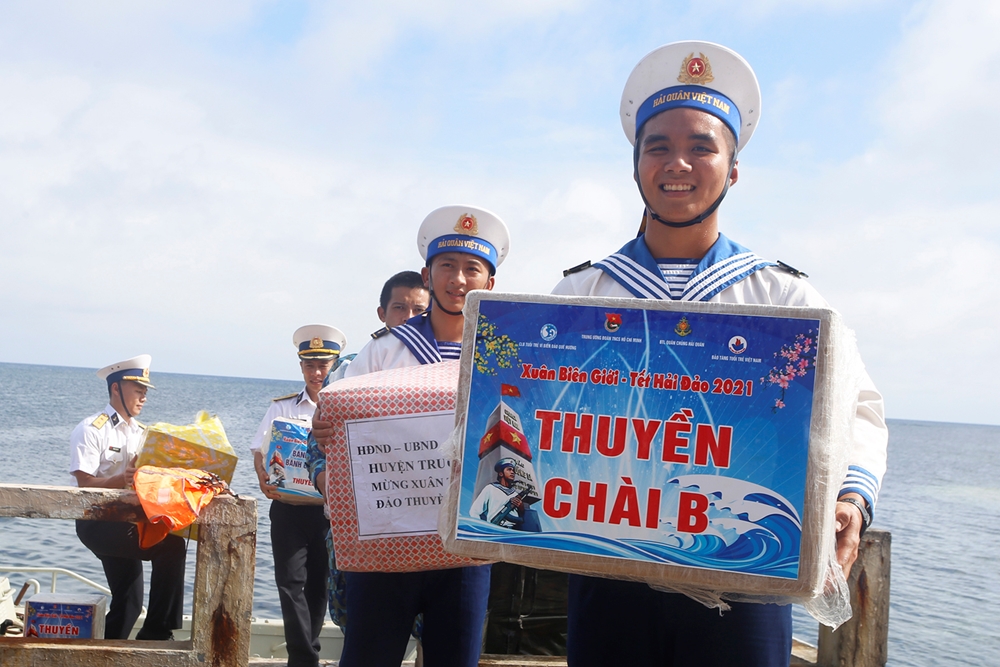 Niềm vui của chiến sĩ trẻ đảo Thuyền Chài nhận được quà Tết từ đất liền.